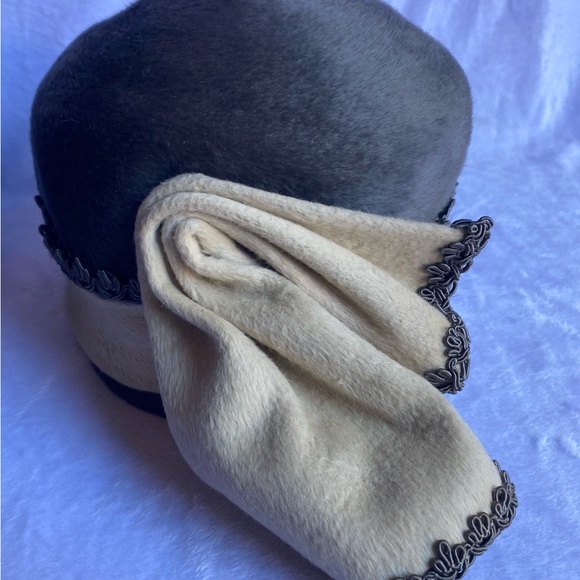 Vintage 1950’s Schleisner Co. Women\'s Fur Pillbox Hat/Original Box Mid Century